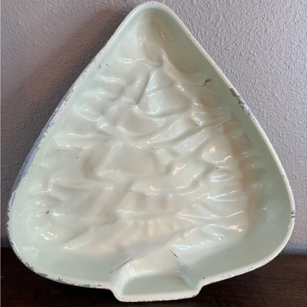 Nordic Ware Christmas Tree Nostalgic Cake Pan Baking Mold.
